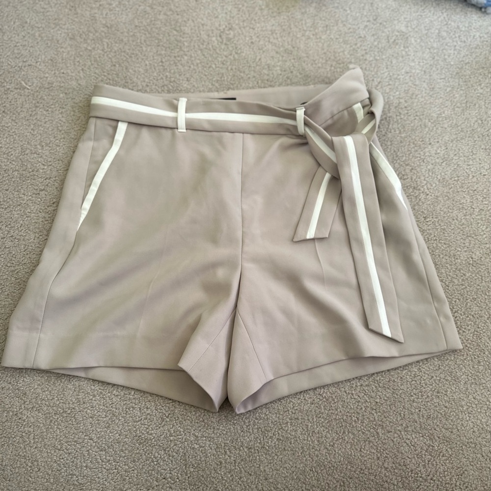 White House Black Market 5” short